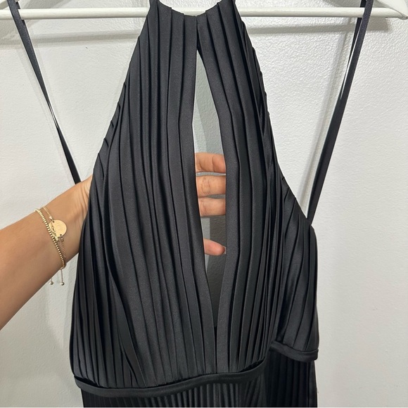 NEW leena for Mac Duggal Halter Key Hole Neck Pleated Wide Leg Jumpsuit 27457 - Picture 3 of 7